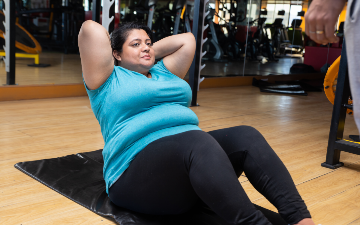 woman doing crunches